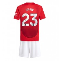 Maglie da calcio Manchester United Luke Shaw #23 Prima Maglia Bambino 2024-25 Manica Corta (+ Pantaloni corti)